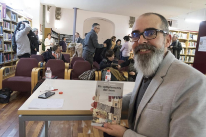 El autor, el leridano Òscar Palazón, ayer en la Biblioteca Comarcal de Cervera antes de la presentación.