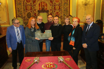 Los directores del Centre de Titelles de Lleida recogen el galardón en la sala de actos de la Paeria. 