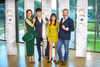 La presentadora, Raquel Sánchez Silva, con Alejandro Palomo, María Escoté y Lorenzo Caprile, el jurado.
