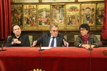 Navarro, l’alcalde Ros i Antoni Llobet, ahir durant la firma.