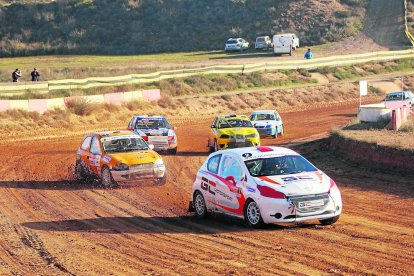 Varios vehículos en un momento de la prueba disputada en el Circuit de Lleida.