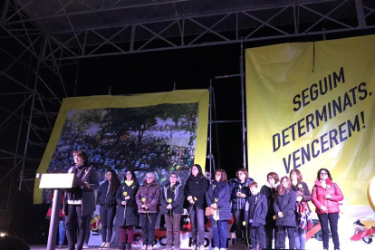 Familiares de los presos en Lledoners en el escenario ayer durante el acto frente a la cárcel. 