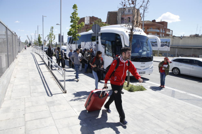 Els passatgers del tren de l’R-14 que van haver de fer transbord a Montblanc per arribar a Lleida.