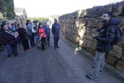 Participantes en la ruta guiada al patrimonio de piedra seca de Torrebesses.