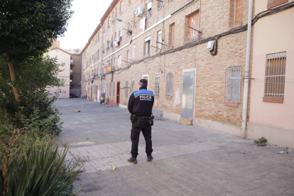 Un agent de la Guàrdia Urbana, ahir als antics blocs Ramiro Ledesma.