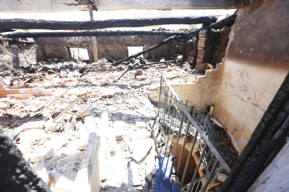 Imagen del estado en el que quedó una de las dos viviendas afectadas por el incendio.