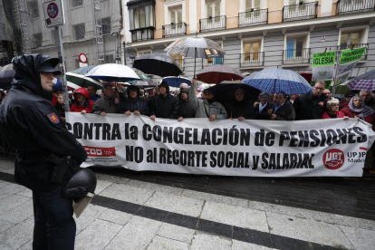Pensionistas, concentrados ayer bajo la lluvia ayer en Madrid en defensa de prestaciones dignas.