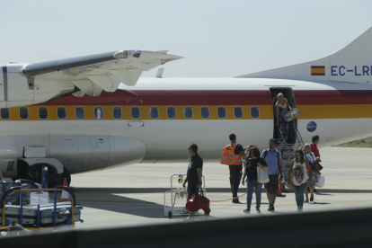 Passatgers dels últims viatges a Menorca i Eivissa que tanquen la temporada d’estiu.