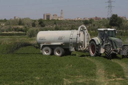 Imagen de archivo de una cisterna aplicando purines en un campo de alfalfa en Les Borges.