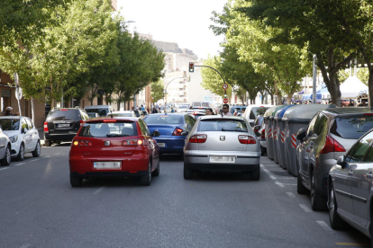 Varios coches en doble fila en la calle Comtes d’Urgell en los aledaños del mercadillo de Pardinyes, ayer. 