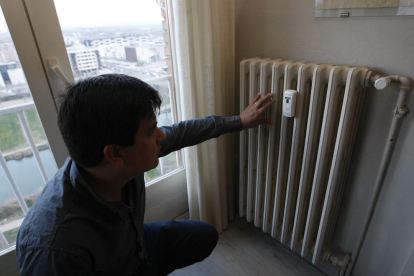 Imagen de archivo de un instalador revisando un radiador en Lleida.