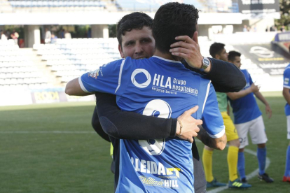 Albadalejo s’abraça amb Manu Molina en l’últim partit a casa.