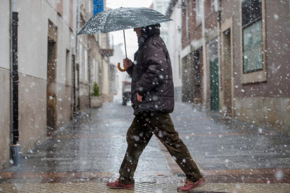 Primers flocs de neu a la localitat càntabra de Reinosa, ahir.