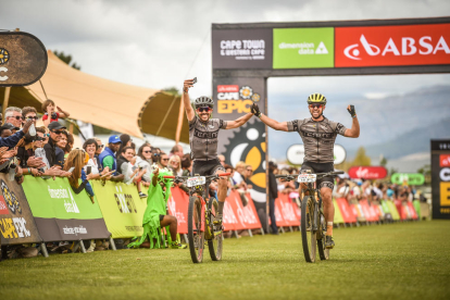 Antonio Moreno y Marc Tugues celebran el momento de cruzar la línea de meta de la última etapa de la Cape Epic.