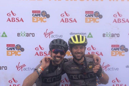 Antonio Moreno i Marc Tugues celebren el moment de creuar la línia de meta de l’última etapa de la Cape Epic.