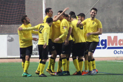 Los jugadores del EFAC celebran uno de los cuatro goles que consiguieron en el derbi ante el Balaguer.