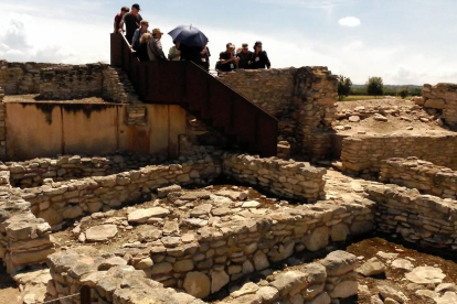 Un grupo de visitantes ayer en pleno recorrido por la fortaleza ibérica de Els Vilars de Arbeca.