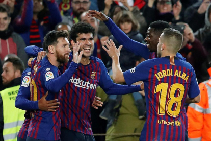 Els futbolistes del Barça feliciten el jugador del planter Carles Aleñá pel seu primer gol amb el primer equip blaugrana.