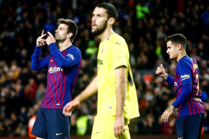 Els futbolistes del Barça feliciten el jugador del planter Carles Aleñá pel seu primer gol amb el primer equip blaugrana.