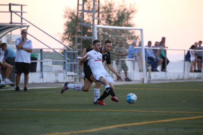 Un jugador del Borges desplaça la pilota davant de la pressió d’un altre del Sant Ildefons, ahir al partit.