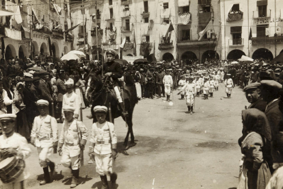 La plaça Mercadal, en una estampa tradicional del mercat setmanal de principis del segle XX.