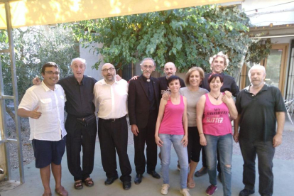 Jaume Felip (izquierda), con actores y técnicos en el final de rodaje en Sant Martí de Maldà.