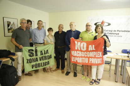 Miembros de la plataforma de Ciutat Jardí ayer con el abogado Simeó Miquel.
