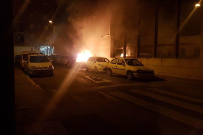 Vista del turismo incendiado ayer en la calle Santa Coloma. 