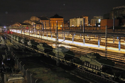 El comboi ferroviari que transportava els tancs va passar ahir a la nit cap a les 23.30 hores per l'estació de Lleida-Pirineus.