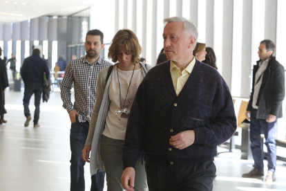 Los tres médicos condenados, ayer en los juzgados de Huesca. 
