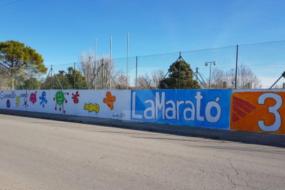 El alcalde de Gimenells critica TV3 por un mural de La Marató