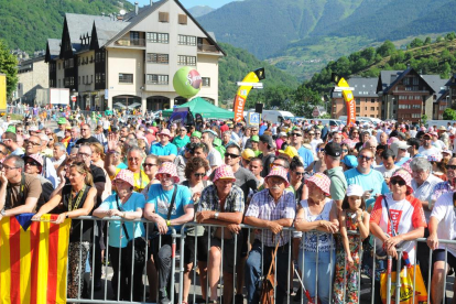 Aficionats al ciclisme esperen el pas dels corredors en una edició anterior del Tour a Aran.