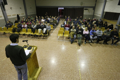 El alcalde, Dante Pérez, expuso su oferta a los concejales ante cerca de un centenar de personas. 