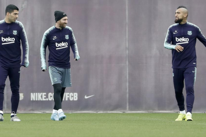 Messi i el xilè Arturo Vidal ahir durant l’entrenament matinal de la plantilla blaugrana.