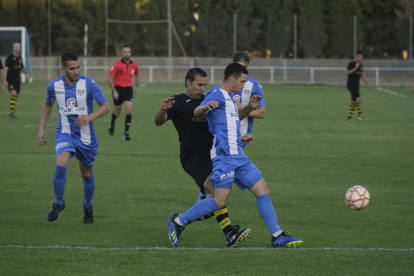 Un jugador del Vilanova pressiona un altre del Torregrossa en una acció del partit d’ahir.