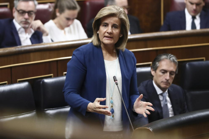 La ministra de Trabajo, Fátima Báñez, ayer en el Congreso hablando del Plan Prepara.