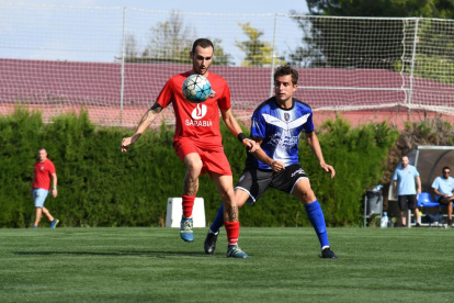 Un jugador de l’Alpicat controla la pilota davant de l’oposició d’un futbolista del Solsona, en una acció del partit d’ahir.