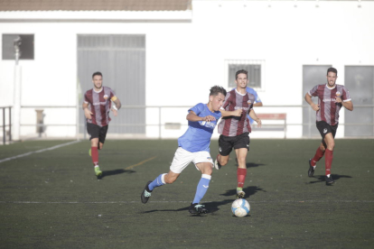 Un jugador del Júpiter es disposa a controlar una pilota, davant de l’oposició d’un altre del Lleida B, ahir durant el partit a Gardeny.