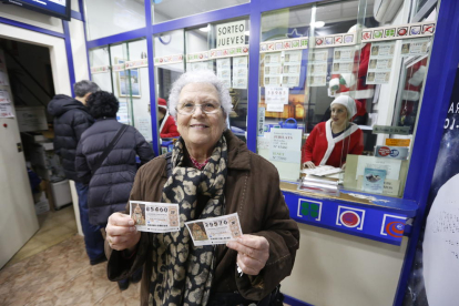 Una compradora de loteria del Nen, ahir en una administració de Cappont.