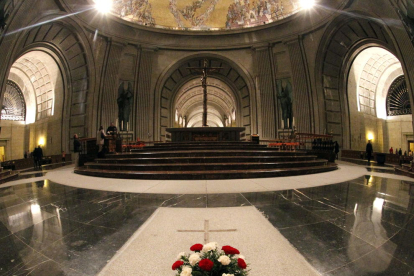 Imagen del interior de la basílica del Valle de los Caídos y de la tumba de Francisco Franco.
