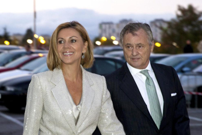 Imagen de archivo de la exsecretaria del PP María Dolores de Cospedal junto a su marido Ignacio López del Hierro. 