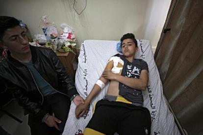 Un joven palestino hospitalizado en Gaza, ayer.