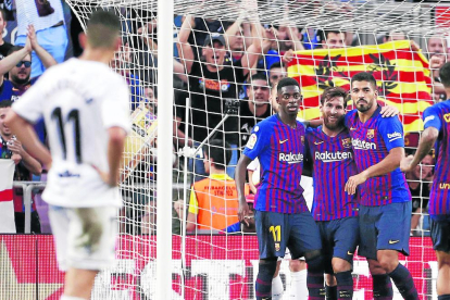 Dembélé, Messi y Luis Suárez se abrazan tras uno de los tantos de los barcelonistas que consiguieron una goleada de escándalo.