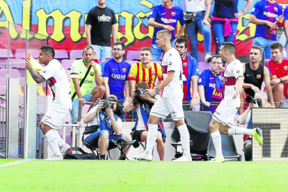 Dembélé, Messi i Luis Suárez s’abracen després d’un dels gols dels barcelonistes, que van aconseguir una golejada d’escàndol.