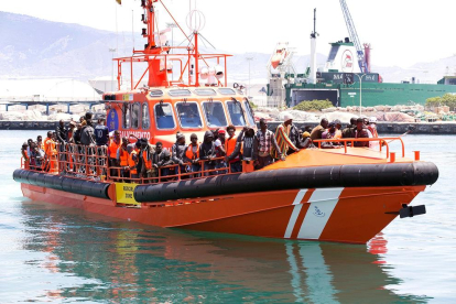 Rescatan a 177 personas cuando cruzaban el estrecho en patera