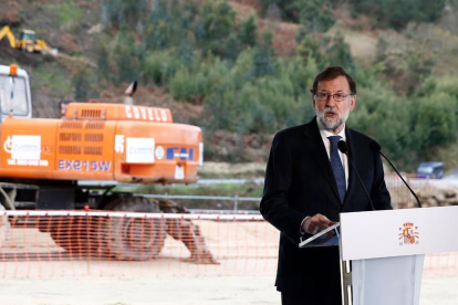 Mariano Rajoy, que ayer inauguró obras en Galicia, está negociando los Presupuestos.