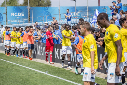 Los jugadores del Lleida saludaron al final del partido a los aficionados leridanos.