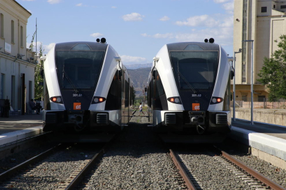 Los dos convoys del tren de La Pobla estacionados en Balaguer.