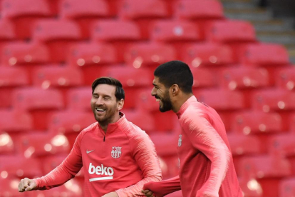 Leo Messi i Luis Suárez durant l’entrenament a Wembley.