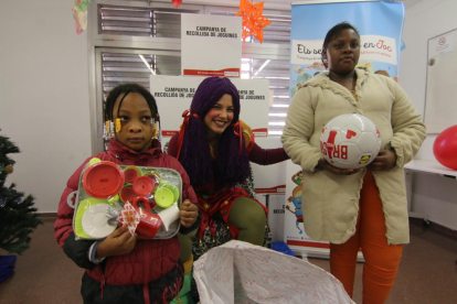 La Vermelleta de Creu Roja repartió juguetes entre mil niños de la ciudad de Lleida ayer.